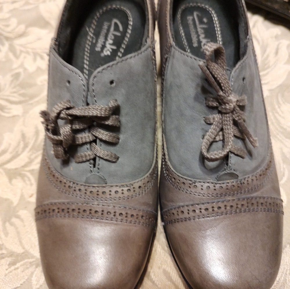 🩶Glorious Clarks Taupe & Graphite Leather Brogue Spectator Booties Heels - 7.5M - Picture 6 of 13